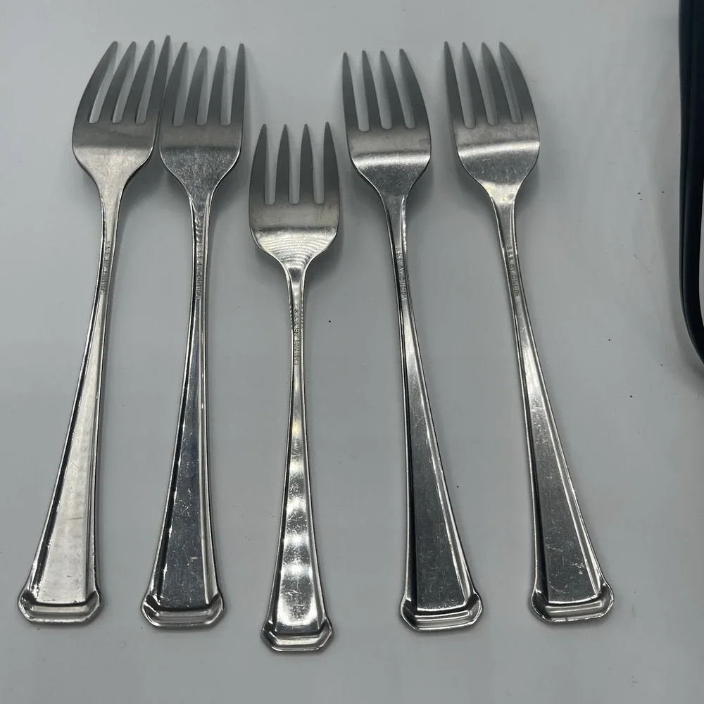 Set Of 4 SSS (+1 salad)By Oneida Maestro St Leger Stainless 7 1/4